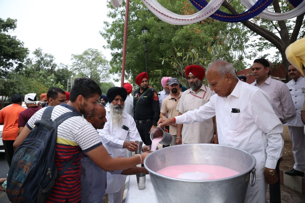 Punjab Governor and Administrator UT Chandigarh served sweet milk to passersby during Chhabeel organised by Punjab Raj Bhawan employees